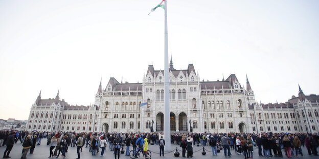 Menschen vor einem Gebäude Menschen vor einem Gebäude