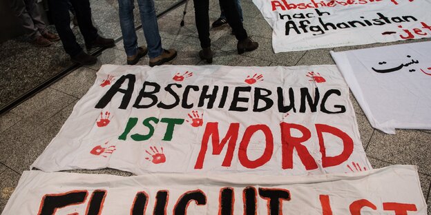 Plakate gegen Abschiebungen Plakate gegen Abschiebungen