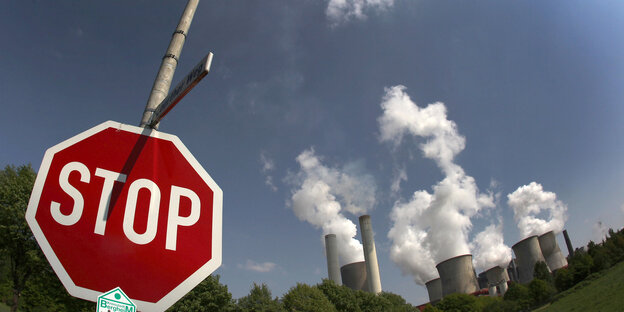 Stoppschild vor Kohlekraftwerk Stoppschild vor Kohlekraftwerk