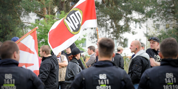 NPD-Nazis und Polizisten NPD-Nazis und Polizisten