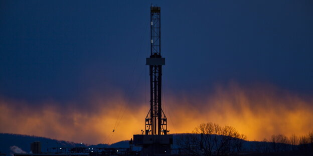 Der Bohrturm einer Ölförderplattform, die nach dem Prinzip des Frackings arbeitet, in Tunkhannock, USA Der Bohrturm einer Ölförderplattform, die nach dem Prinzip des Frackings arbeitet, in Tunkhannock, USA