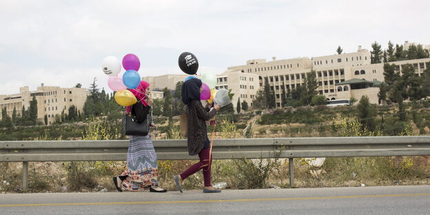 Zwei Frauen tragen Ballons in der Nähe von Ramallah Zwei Frauen tragen Ballons in der Nähe von Ramallah