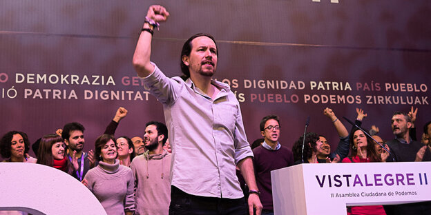Generalsekretär Pablo Iglesias ballt die Faust bei der Eröffnung Generalsekretär Pablo Iglesias ballt die Faust bei der Eröffnung