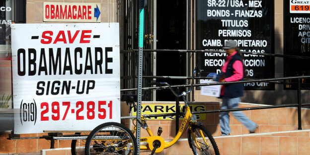 Ein Werbeschild für "Obamacare" steht an einer Straße Ein Werbeschild für "Obamacare" steht an einer Straße