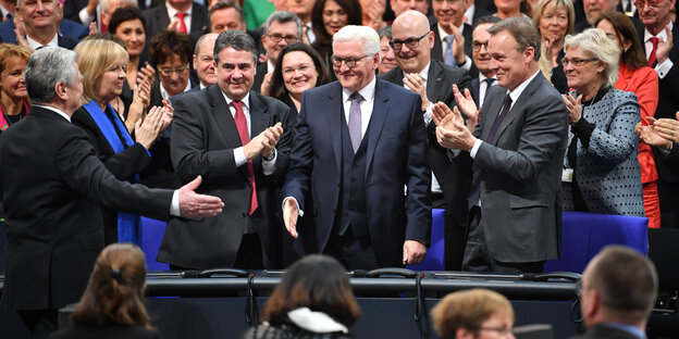 Frank-Walter Steinmeier ist von klatschenden Menschen umringt Frank-Walter Steinmeier ist von klatschenden Menschen umringt