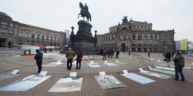 Menschen auf dem Theaterplatz in Dresden Menschen auf dem Theaterplatz in Dresden