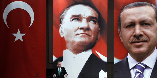 Der türkische Präsident Tayyip Erdogan vor einer türkischen Flagge Der türkische Präsident Tayyip Erdogan vor einer türkischen Flagge