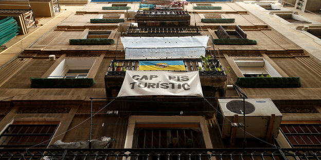 „Keine Touristenapartments“ steht auf einem Banner an einem Balkon in Barcelona „Keine Touristenapartments“ steht auf einem Banner an einem Balkon in Barcelona