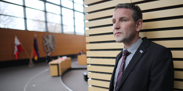 Bjrön Höcke lehnt gegen eine Wand Bjrön Höcke lehnt gegen eine Wand