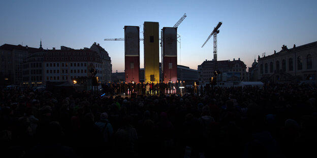Menschen haben sich auf dem Neumarkt in Dresden (Sachsen) vor dem Kunstwerk «Monument» des syrischen Künstlers Manaf Halbouni versammelt. Menschen haben sich auf dem Neumarkt in Dresden (Sachsen) vor dem Kunstwerk «Monument» des syrischen Künstlers Manaf Halbouni versammelt.