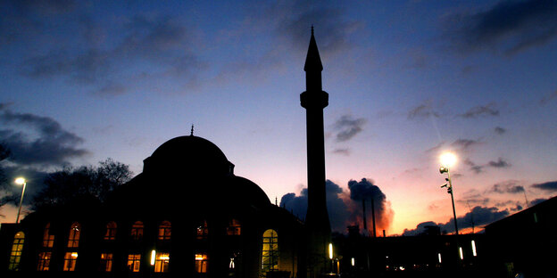Die Silhouette ener Moschee vor der untergehenden Sonne. Die Silhouette ener Moschee vor der untergehenden Sonne.