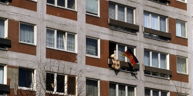 Eine DDR-Flagge hängt auf einem Balkon Eine DDR-Flagge hängt auf einem Balkon