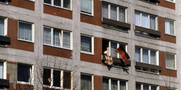 Eine DDR-Flagge hängt auf einem Balkon