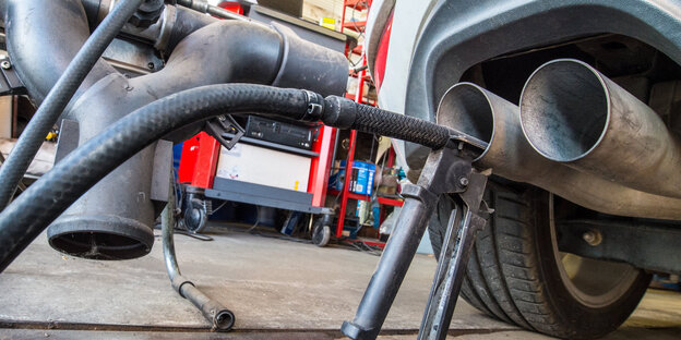 Messsonde im Auspuff eines VW-Golfs Messsonde im Auspuff eines VW-Golfs