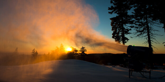 Aktive Schneekanone im Sonnenuntergang