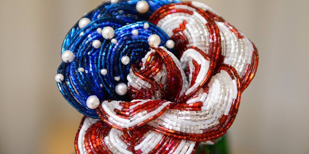 Eine Perlenrose in den Farben der Amerikanischen Flagge Eine Perlenrose in den Farben der Amerikanischen Flagge