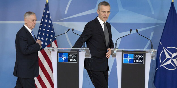 Nato-Generalsekretär Jens Stoltenberg (r) und US-Verteidigungsminister James Mattis schreiten auf zwei Rednerpulte zu, im Hintergrund die US- und die Nato-Flagge Nato-Generalsekretär Jens Stoltenberg (r) und US-Verteidigungsminister James Mattis schreiten auf zwei Rednerpulte zu, im Hintergrund die US- und die Nato-Flagge