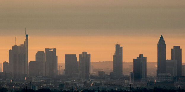Frankfurter Skyline im Morgendunst Frankfurter Skyline im Morgendunst