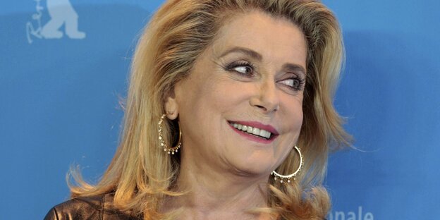 Catherine Deneuve blickt zur Seite