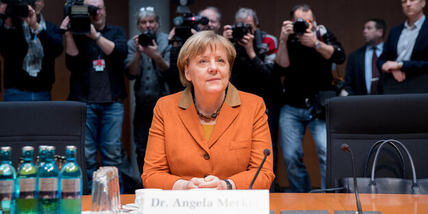 Angela Merkel sitzt in einem Raum Angela Merkel sitzt in einem Raum