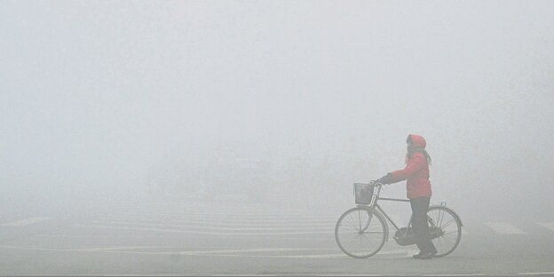 Fahrradfahrer wegen Smog kaum zu erkennnen Fahrradfahrer wegen Smog kaum zu erkennnen