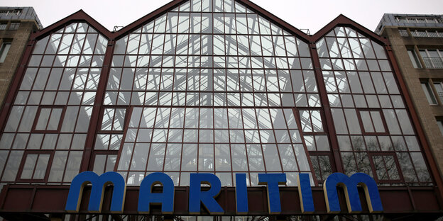 Das Maritim-Hotel in Köln. Die Front ist aus Glas und verläuft am Dach zu zwei kleinen Türmen und einem großen in der Mitte Das Maritim-Hotel in Köln. Die Front ist aus Glas und verläuft am Dach zu zwei kleinen Türmen und einem großen in der Mitte