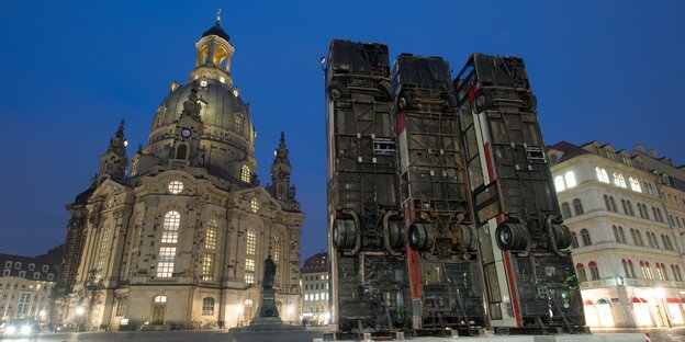 Das Kunstwerk „Monument“ des syrischen Künstlers Manaf Halbouni steht neben der Frauenkirche