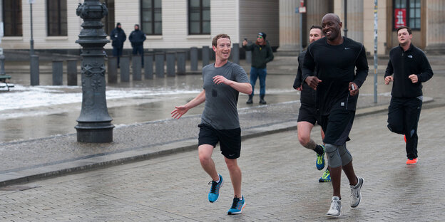 Mark Zuckerberg joggt gemeinsam mit mehreren Männern Mark Zuckerberg joggt gemeinsam mit mehreren Männern