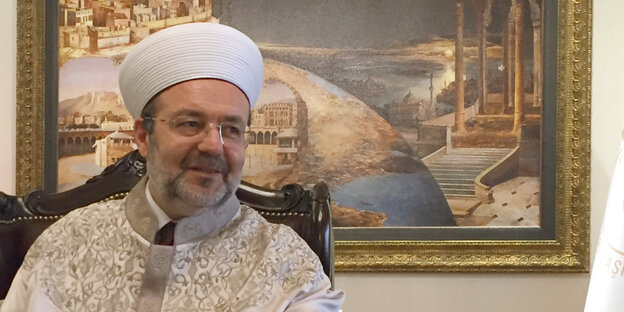 Der Chef der türkischen Religionsbehörde Diyanet, Mehmet Görmez, spricht in der Behörde in Ankara. Der Chef der türkischen Religionsbehörde Diyanet, Mehmet Görmez, spricht in der Behörde in Ankara.