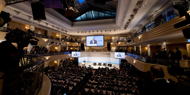 ein voll gefüllter Saal ein voll gefüllter Saal