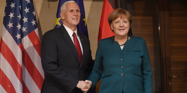 Handschlag zwischen Merkel und Pence Handschlag zwischen Merkel und Pence