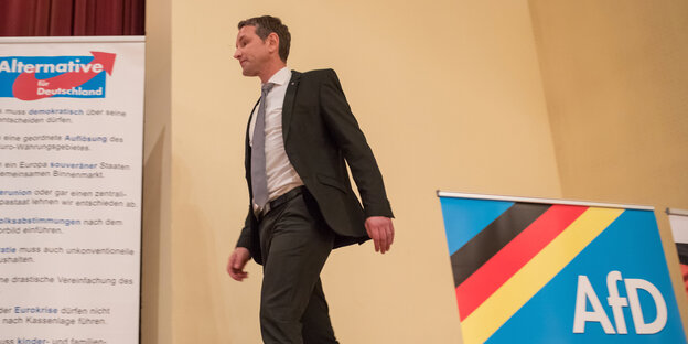 Höcke verlässt eine Bühne Höcke verlässt eine Bühne