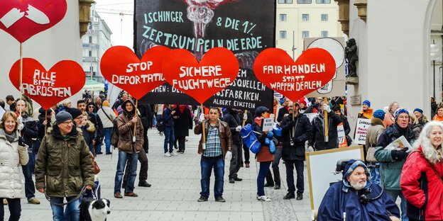 Menschen mit herzförmigen Plakaten Menschen mit herzförmigen Plakaten