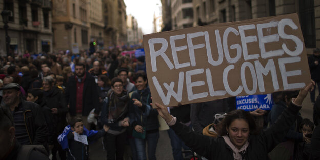 Demonstranten mit Schildern