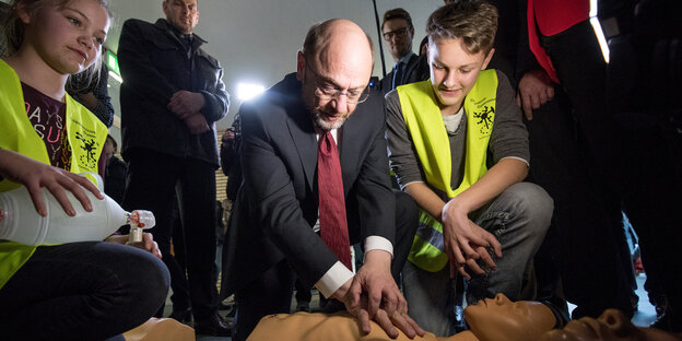 Martin Schulz macht Herz-Massage an einer Reanimationspuppe Martin Schulz macht Herz-Massage an einer Reanimationspuppe