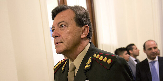 César Milani betritt einen Raum, er trägt Uniform César Milani betritt einen Raum, er trägt Uniform