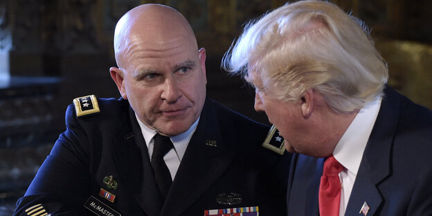 Trump und McMaster schütteln sich die Hand Trump und McMaster schütteln sich die Hand