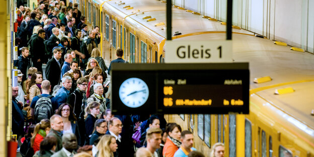 Auf dem Bahnsteig drängeln sich viele Leute vor der U-Bahn Auf dem Bahnsteig drängeln sich viele Leute vor der U-Bahn