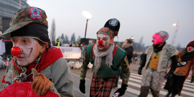 Vier Clowns auf einer Demonstration Vier Clowns auf einer Demonstration