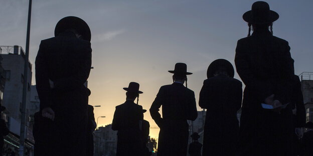 Die Silhouetten von ultraorthodoxen jüdischen Männern in Jerusalem Die Silhouetten von ultraorthodoxen jüdischen Männern in Jerusalem