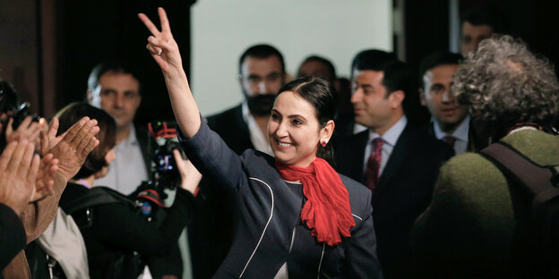 Figen Yüksekdag macht ein Peacezeichen Figen Yüksekdag macht ein Peacezeichen
