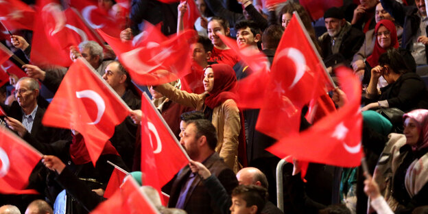 Menschen mit türkischen Fahnen