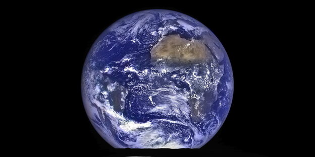 Ein blauer Planet vor schwarzem Hintergrund Ein blauer Planet vor schwarzem Hintergrund
