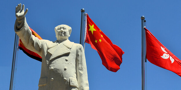 Mao-Statue aus Froschperspektive Mao-Statue aus Froschperspektive