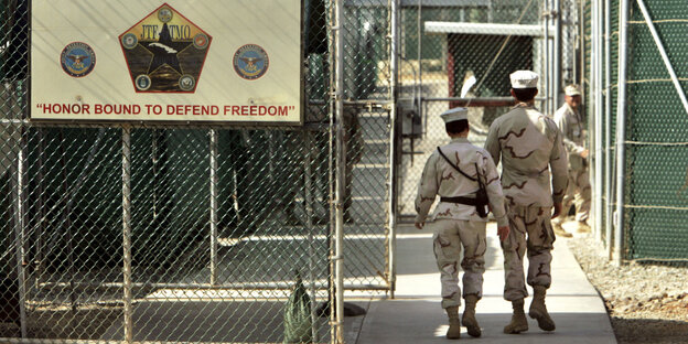Zwei Wärter laufen durch einen schwer geseicherten Eingang zu Guantanamo Zwei Wärter laufen durch einen schwer geseicherten Eingang zu Guantanamo