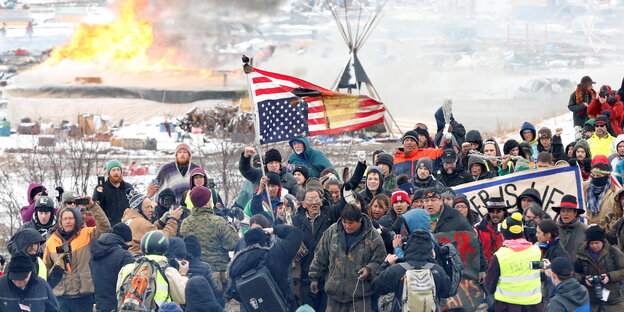 Ureinwohner und Umweltschützer verlassen das Protestcamp gegen die Dakota-Access-Pipeline Ureinwohner und Umweltschützer verlassen das Protestcamp gegen die Dakota-Access-Pipeline