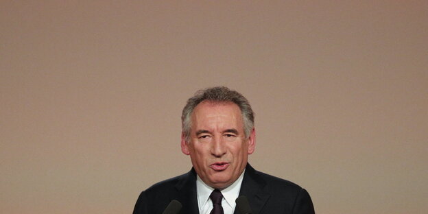 Der französische Zentrumspolitiker François Bayrou bei einer Pressekonferenz in Paris Der französische Zentrumspolitiker François Bayrou bei einer Pressekonferenz in Paris