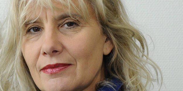Jutta Winkelmann mit schulterlangem blondem Haar Jutta Winkelmann mit schulterlangem blondem Haar