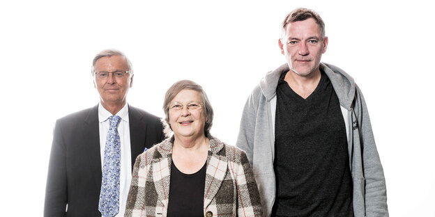 Zwei Männer und eine Frau vor einer weißen Fläche sehr hell fotografiert Zwei Männer und eine Frau vor einer weißen Fläche sehr hell fotografiert