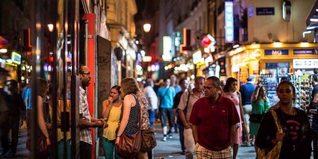 Eine belebte Straße in den Abendstunden